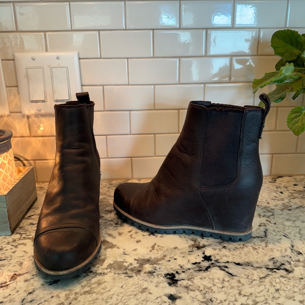 Women’s Ugg wedge shoes black size 6 lovely - Picture 15 of 15